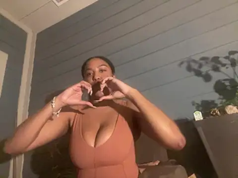 Snapshot of princesslivv chatting on July 25, 2:31 am princesslivv online show from July 25, 2:31 am