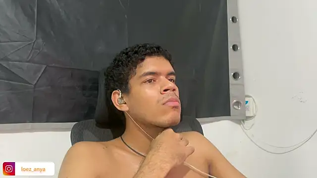 jonhsebastiann online show from May 30, 7:05 am