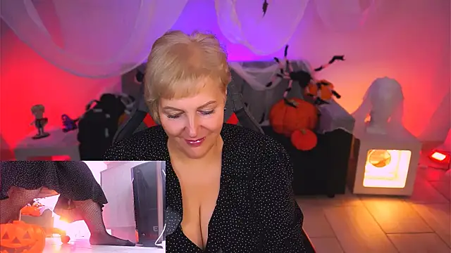 MaryMogan online show from October 31, 4:02 am