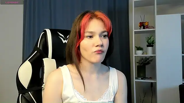 Snapshot of MauraSpurrier chatting on October 22, 7:02 pm MauraSpurrier online show from October 22, 7:02 pm