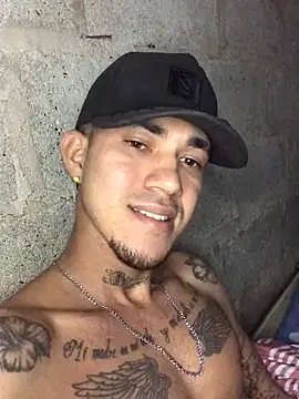 Snapshot of tattoos22 chatting on November 4, 12:37 pm tattoos22 online show from November 4, 12:37 pm