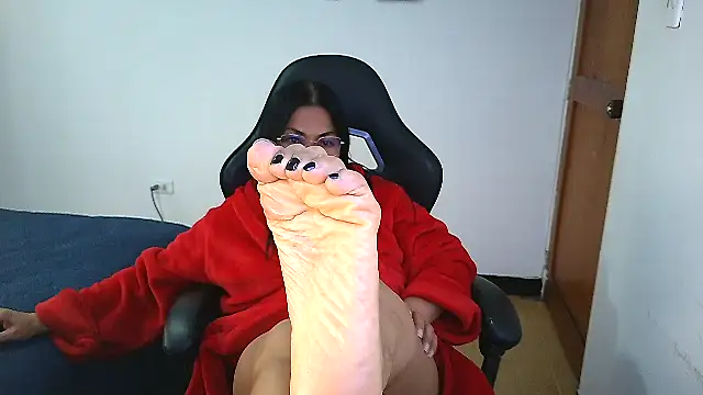 Snapshot of LissafeetHott chatting on July 2, 9:43 pm LissafeetHott online show from July 2, 9:43 pm
