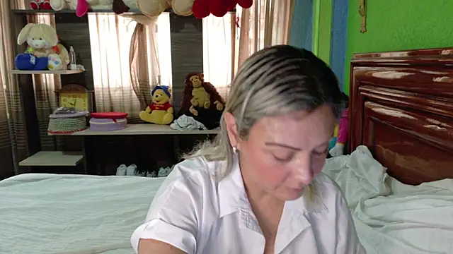  Charlize theron  online show from February 17, 9:32 pm
