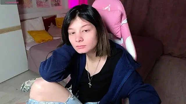 Snapshot of EllinEverly chatting on March 8, 4:05 am EllinEverly online show from March 8, 4:05 am