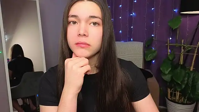 Snapshot of Albi_Glow chatting on January 7, 11:45 am Albi Glow online show from January 7, 11:45 am