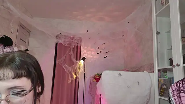 MiraJadee online show from October 31, 5:03 pm