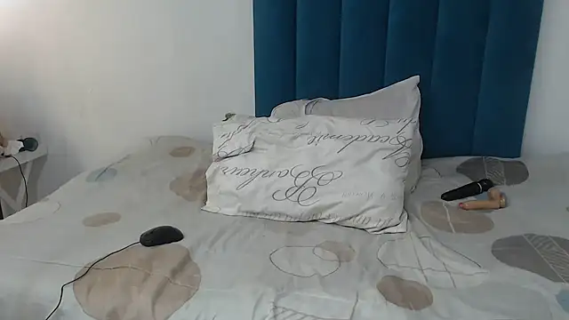 Snapshot of Bella_2025 chatting on September 21, 2:13 am Bella 2025 online show from September 21, 2:13 am