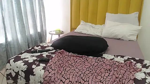 Snapshot of Bella_2025 chatting on October 13, 12:16 pm Bella 2025 online show from October 13, 12:16 pm