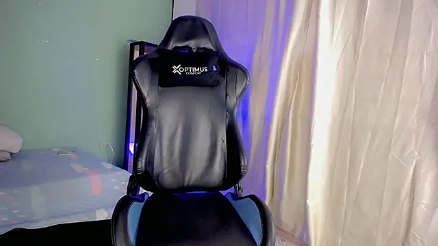 dilan hott  online show from November 8, 8:40 pm