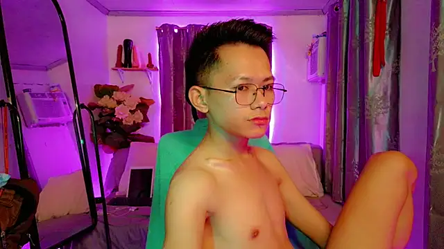 Snapshot of Skinny_CumLoader69 chatting on December 5, 8:45 am Skinny CumLoader69 online show from December 5, 8:45 am