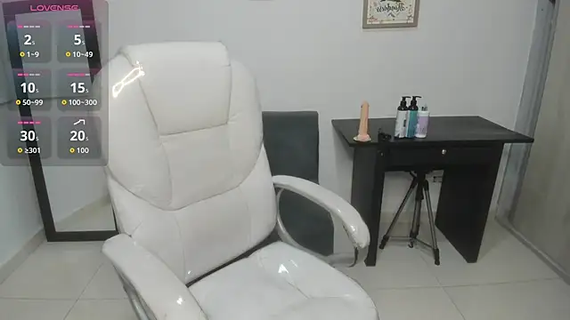 Snapshot of Aiilyn_Ds chatting on October 4, 9:40 am Aiilyn Ds online show from October 4, 9:40 am