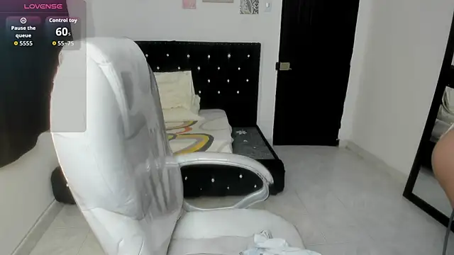 Snapshot of Aiilyn_Ds chatting on October 26, 9:48 am Aiilyn Ds online show from October 26, 9:48 am