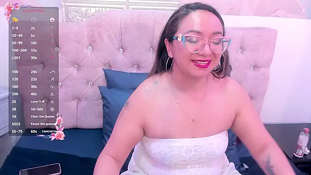 leyla smithh online show from October 2, 12:12 pm