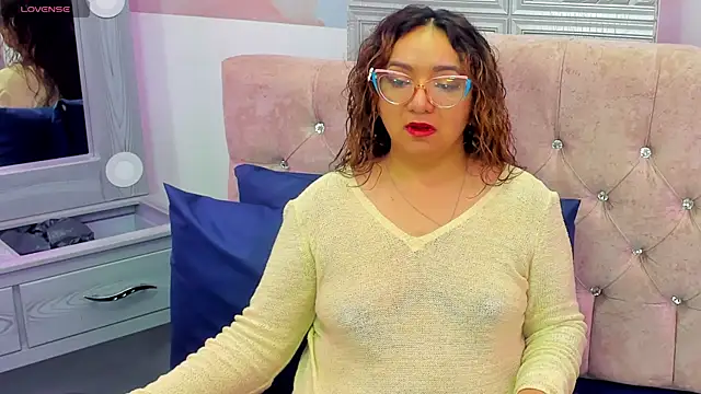 leyla smithh online show from October 11, 12:15 pm