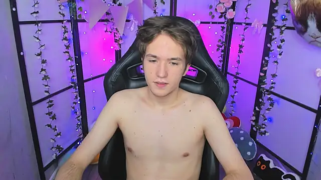 Snapshot of Ethan_Rivers chatting on October 19, 9:04 pm Ethan Rivers online show from October 19, 9:04 pm