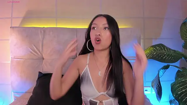 Luna Moo  online show from October 11, 4:33 am