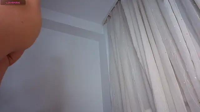 Snapshot of SkinnyMode chatting on October 14, 1:06 am SkinnyMode online show from October 14, 1:06 am