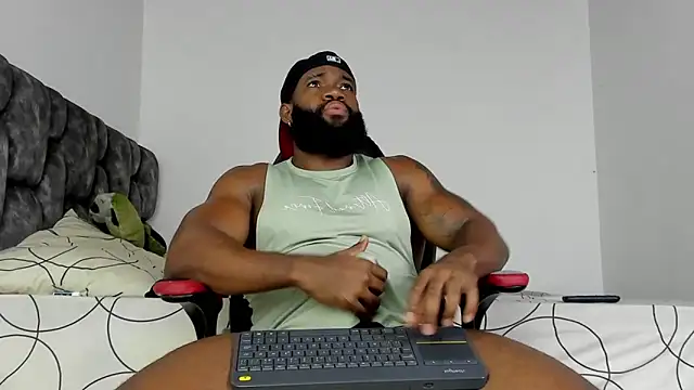 Snapshot of james_musclebbc chatting on November 4, 8:30 pm james musclebbc online show from November 4, 8:30 pm