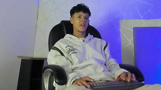 Alex Colton7 online show from December 4, 5:17 am