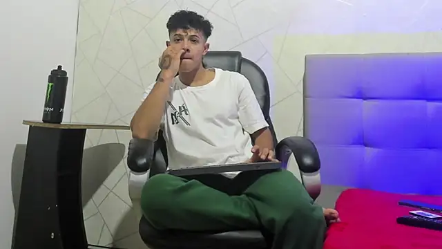 Alex Colton7 online show from December 14, 3:34 am