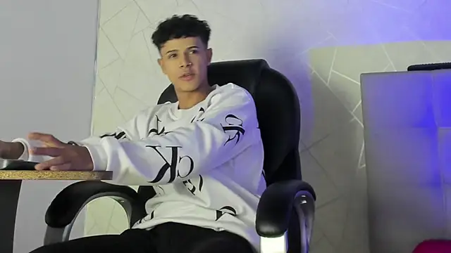 Alex Colton7 online show from December 15, 4:06 am