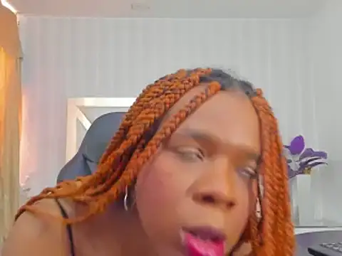 Snapshot of LicyEvans1 chatting on October 28, 1:47 pm LicyEvans1 online show from October 28, 1:47 pm