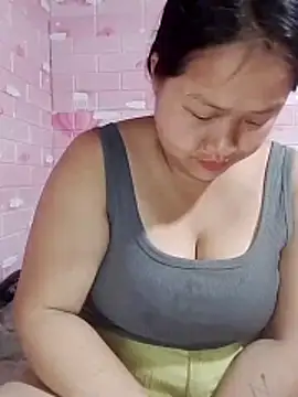 Snapshot of girl-babi chatting on April 1, 4:35 am girl-babi online show from April 1, 4:35 am