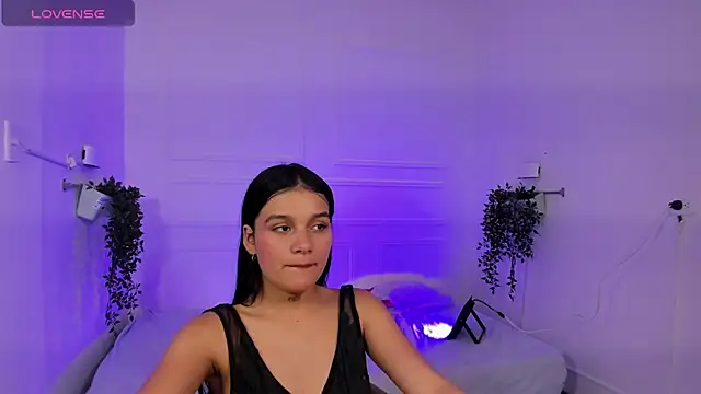 Snapshot of MiaLux5 chatting on November 3, 1:01 pm MiaLux5 online show from November 3, 1:01 pm