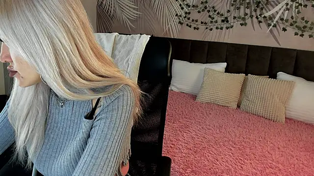 Kira Key online show from October 31, 2:01 am