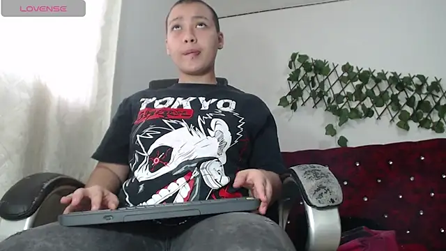 Snapshot of Cherry_vald chatting on February 11, 11:48 am Cherry vald online show from February 11, 11:48 am