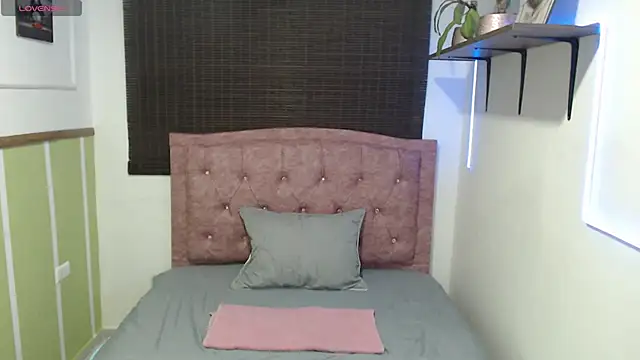 Snapshot of veronica_em1 chatting on April 8, 1:11 pm veronica em1 online show from April 8, 1:11 pm