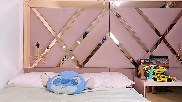 Snapshot of Sophia_moo_ chatting on October 24, 5:26 am Sophia moo online show from October 24, 5:26 am