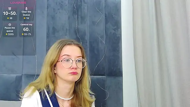 MaeLili online show from January 16, 8:40 am