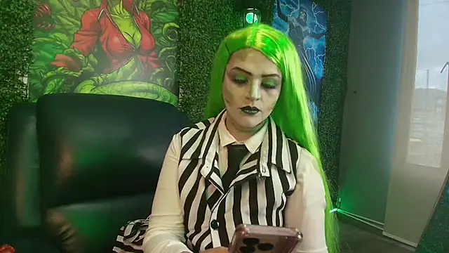 Snapshot of Skylar__Desire chatting on October 31, 1:01 pm Skylar Desire online show from October 31, 1:01 pm