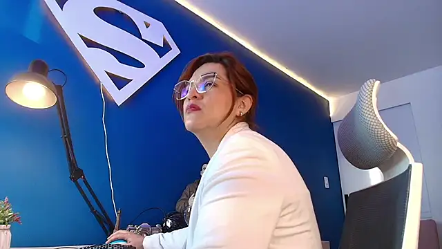 Snapshot of Skylar__Desire chatting on November 4, 11:20 am Skylar Desire online show from November 4, 11:20 am