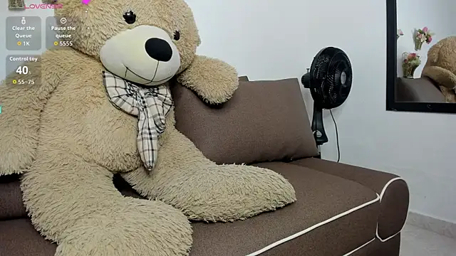 Snapshot of Zahra_milks chatting on October 14, 1:45 pm Zahra milks online show from October 14, 1:45 pm