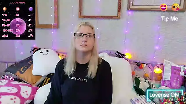 Snapshot of samanthamalichite chatting on October 20, 1:44 pm samanthamalichite online show from October 20, 1:44 pm