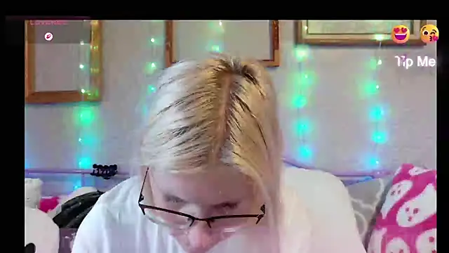 Snapshot of samanthamalichite chatting on June 8, 12:38 pm samanthamalichite online show from June 8, 12:38 pm