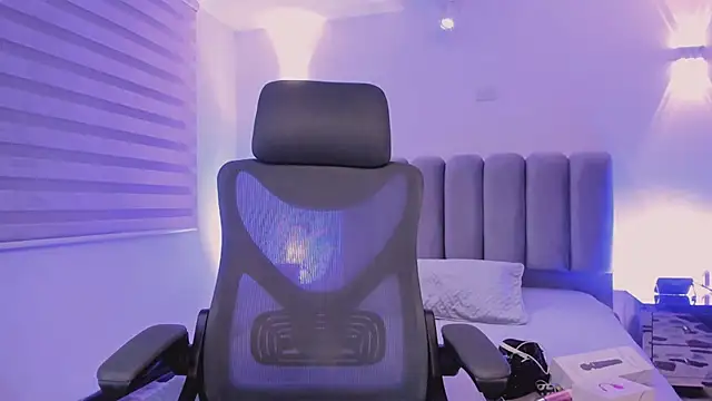 Snapshot of SkyThompson chatting on October 3, 4:09 am SkyThompson online show from October 3, 4:09 am