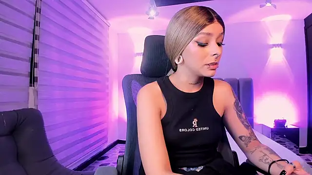 Snapshot of SkyThompson chatting on October 15, 4:12 am SkyThompson online show from October 15, 4:12 am