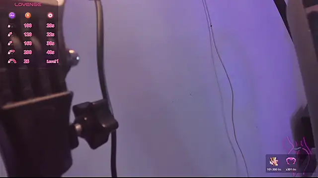 Snapshot of SkyThompson chatting on October 21, 4:35 am SkyThompson online show from October 21, 4:35 am