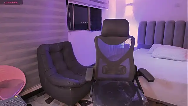 Snapshot of SkyThompson chatting on October 24, 4:53 am SkyThompson online show from October 24, 4:53 am