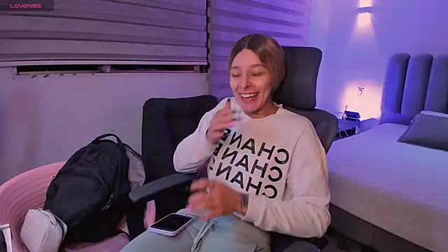 Snapshot of SkyThompson chatting on October 25, 3:47 am SkyThompson online show from October 25, 3:47 am