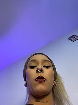 Snapshot of SkyThompson chatting on November 3, 4:14 am SkyThompson online show from November 3, 4:14 am