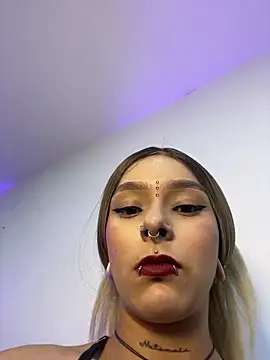 Snapshot of SkyThompson chatting on November 4, 5:39 am SkyThompson online show from November 4, 5:39 am