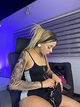 Snapshot of SkyThompson chatting on November 13, 5:17 am SkyThompson online show from November 13, 5:17 am