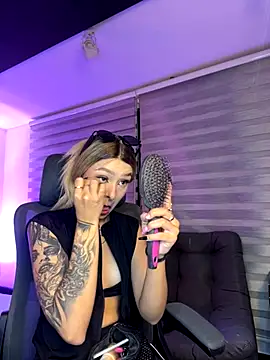 Snapshot of SkyThompson chatting on November 15, 5:05 am SkyThompson online show from November 15, 5:05 am