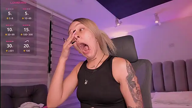 Snapshot of SkyThompson chatting on November 16, 5:02 am SkyThompson online show from November 16, 5:02 am