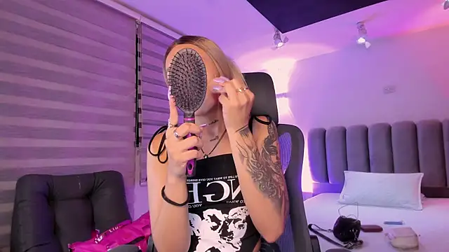 Snapshot of SkyThompson chatting on November 29, 5:21 am SkyThompson online show from November 29, 5:21 am