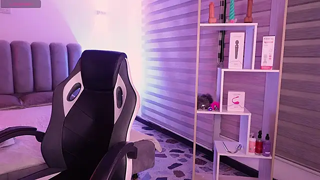 Snapshot of SkyThompson chatting on December 5, 5:49 am SkyThompson online show from December 5, 5:49 am